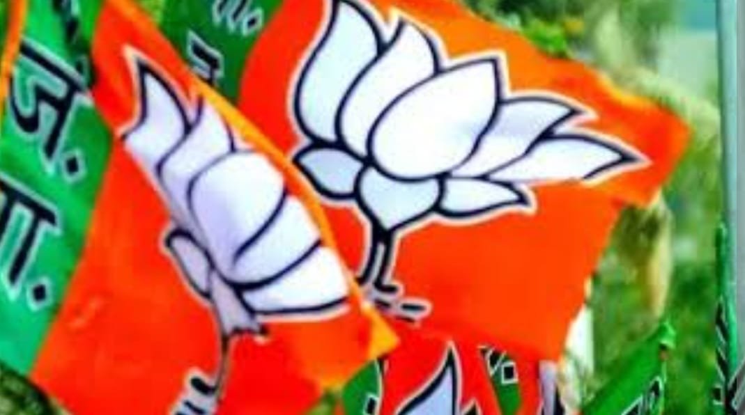 ಬಸ್‌ ಟಿಕೆಟ್‌ ದರ ಏರಿಕೆ ಖಂಡಿಸಿ ಪ್ರತಿಭಟನೆ, ಬಸ್‌ ಪ್ರಯಾಣಿಕರ ಕೈಗೆ ಹೂ ನೀಡಿದ ಬಿಜೆಪಿ ನಾಯಕರು