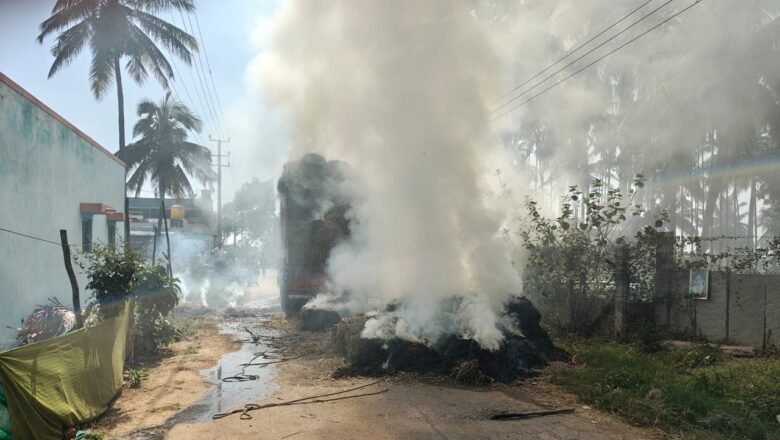 ರಾಗಿ ಹುಲ್ಲು ತುಂಬಿದ್ದ ವಾಹನಕ್ಕೆ ವಿದ್ಯುತ್ ಲೈನ್ ಸ್ಪರ್ಶ; ಕ್ಯಾಂಟರ್ ಅಗ್ನಿಗಾಹುತಿ