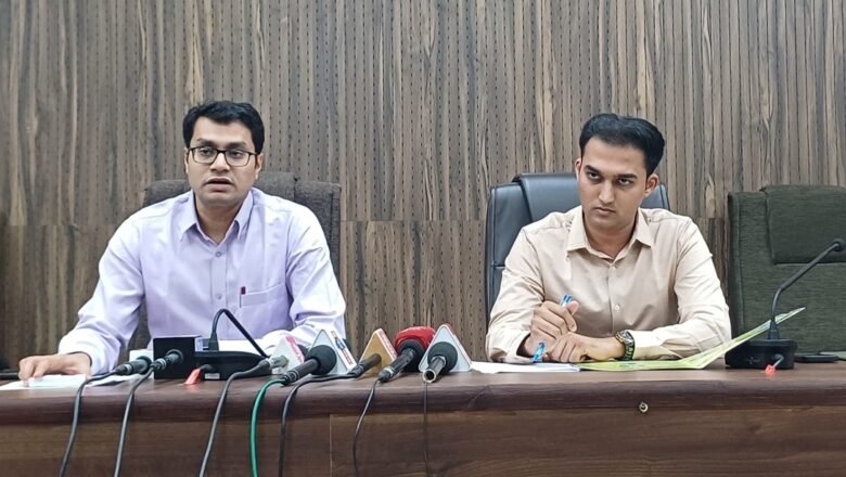 “ಹಕ್ಕಿ ಜ್ವರ ಪಕ್ಷಿಗಳಿಗೆ ಹರಡುವ ಖಾಯಿಲೆಯಾಗಿದ್ದು, ಮನುಷ್ಯರಿಂದ ಮನುಷ್ಯರಿಗೆ ಹರಡುವುದಿಲ್ಲ”; ಜನರಿಗೆ ಧೈರ್ಯ ತುಂಬಿದ ಡಿಸಿ, ಸಿಇಒ