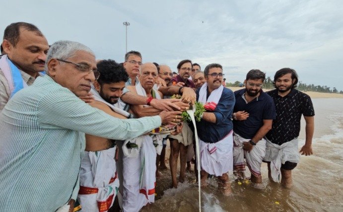 ಒಂದೆಡೆ ರಕ್ಷಾ ಬಂಧನ, ಇನ್ನೊಂದೆಡೆ ‘ಸಮುದ್ರ ಪೂಜೆ’; ಕಾರ್ ಸ್ಟ್ರೀಟ್ ದೇವಾಲಯದಿಂದ ವಿಶೇಷ ಕೈಂಕರ್ಯ
