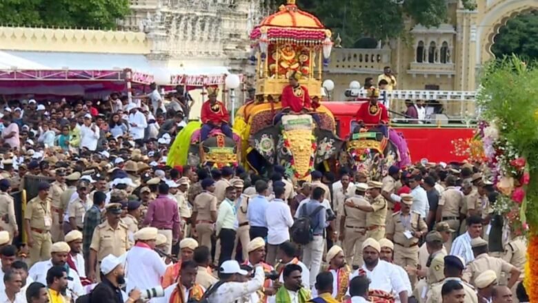 ಮೈಸೂರು ದಸರಾ: ಭಕ್ತಿಭಾವ ತುಂಬಿದ ಜಂಬೂ ಸವಾರಿ
