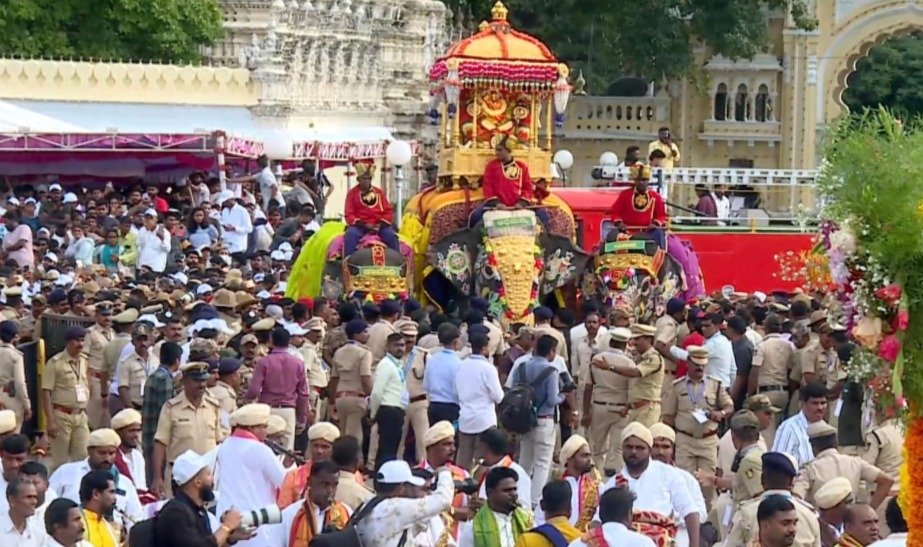 ಮೈಸೂರು ದಸರಾ: ಭಕ್ತಿಭಾವ ತುಂಬಿದ ಜಂಬೂ ಸವಾರಿ