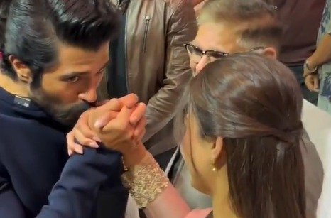 ‘ದಿ ಗರ್ಲ್ಫ್ರೆಂಡ್’ ಸಕ್ಸಸ್ ಮೀಟ್; ರಶ್ಮಿಕಾ ಕೈಗೆ ಮುತ್ತಿಟ್ಟ ವಿಜಯ್ ದೇವರಕೊಂಡ