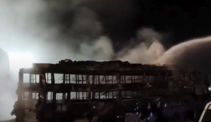 ಬೆಂಗಳೂರು ಬಳಿ ಅಪಘಾತ; ಧಗಧಗಿಸಿ  ಹೊತ್ತಿ ಉರಿದ ಬಸ್