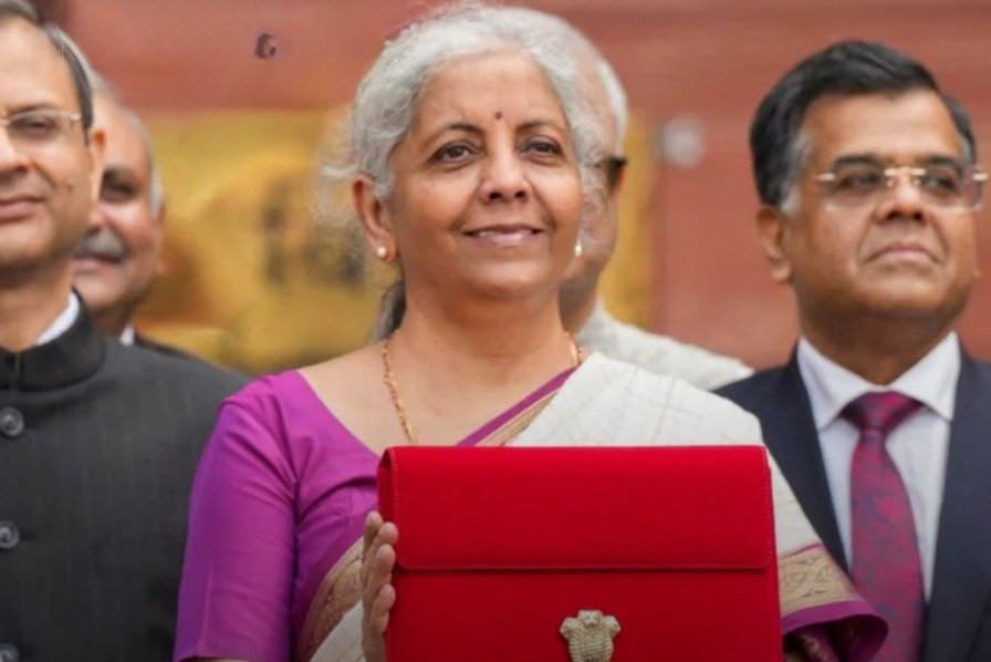 ಕೇಂದ್ರ ಬಜೆಟ್‌: ಬಟ್ಟೆ, ಚರ್ಮದ ವಸ್ತುಗಳು, ಕ್ಯಾನ್ಸರ್ ಔಷಧಿಗಳು, ಸ್ಮಾರ್ಟ್‌ಫೋನ್‌ಗಳು ಅಗ್ಗ, ಮದ್ಯ ದುಬಾರಿ