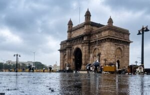 ಮುಂಬೈನಲ್ಲಿ ಮಳೆಯ ಆರ್ಭಟ; ಕಟ್ಟಡ ಕುಸಿದು 6 ಸಾವು, ಜನಜೀವನ ಅಸ್ತವ್ಯಸ್ತ