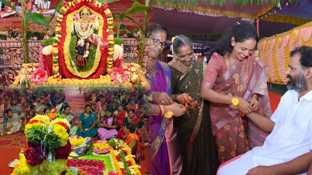 ಬೈಂದೂರು ಚಾತುರ್ಮಾಸ್ಯದಲ್ಲಿ ಸಾಮೂಹಿಕ ವರಮಹಾಲಕ್ಷ್ಮಿ ವ್ರತ, ರಕ್ಷಾಬಂಧನ ಆಚರಣೆ