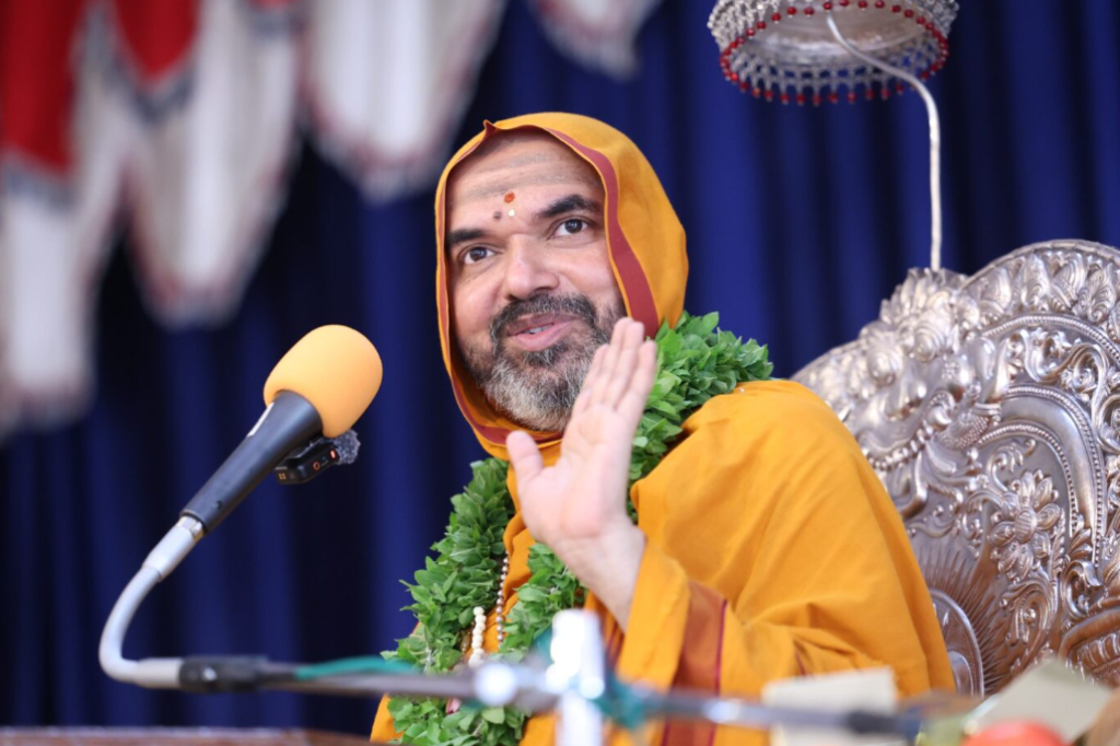 ‘ಅನ್ನಬ್ರಹ್ಮ ಚಾತುರ್ಮಾಸ್ಯ’ದಲ್ಲಿ ಗಮನಸೆಳೆದ ಸ್ವರ್ಣಪಾದುಕಾ ಪೂಜೆ
