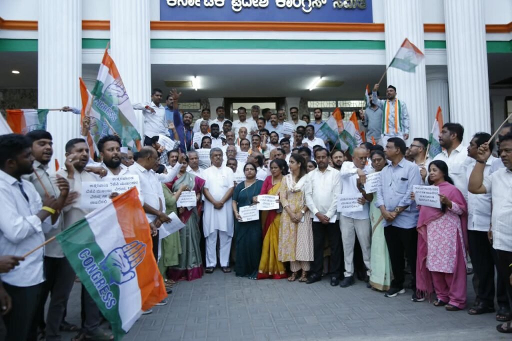 ಭಾಗವತ್ ಹೇಳಿಕೆ, RSS ಧೋರಣೆ ಕುರಿತು ಹರಿಪ್ರಸಾದ್ ಪ್ರಶ್ನೆ; ಕೆಪಿಸಿಸಿ ಕಚೇರಿ ಎದುರು ಪ್ರತಿಭಟನೆ