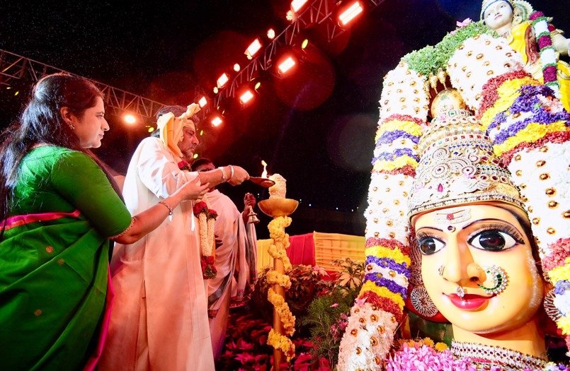 ಕೆಆರ್‌ಎಸ್‌ನ ಬೃಂದಾವನ ಉದ್ಯಾನವನದಲ್ಲಿ ‘ಕಾವೇರಿ ಆರತಿ’: ನಾಡಿನ ಸಮೃದ್ಧಿ, ರೈತರ ಸುಖ-ಸಂತೋಷಕ್ಕಾಗಿ ಪ್ರಾರ್ಥನೆ